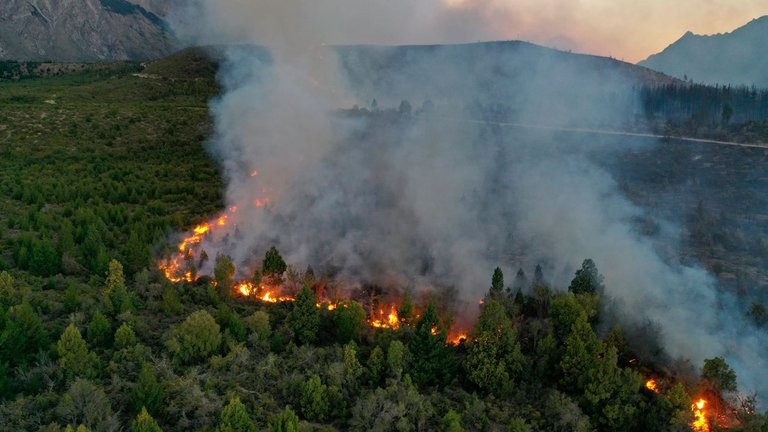 El incendio en el Bolsón ya consumió 10 mil hectáreas y temen que afecte una planta de gas | Nacionales