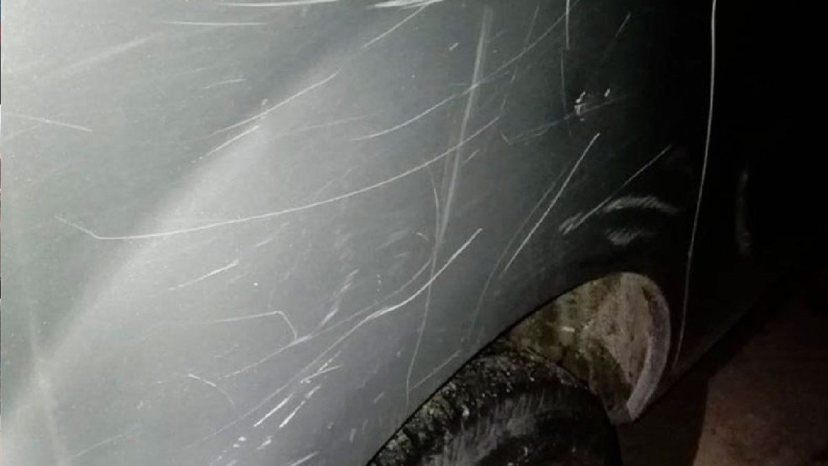 Paraná: tiene 28 años y le rayó todo el auto a su papá porque no le quiso dar plata | Información General