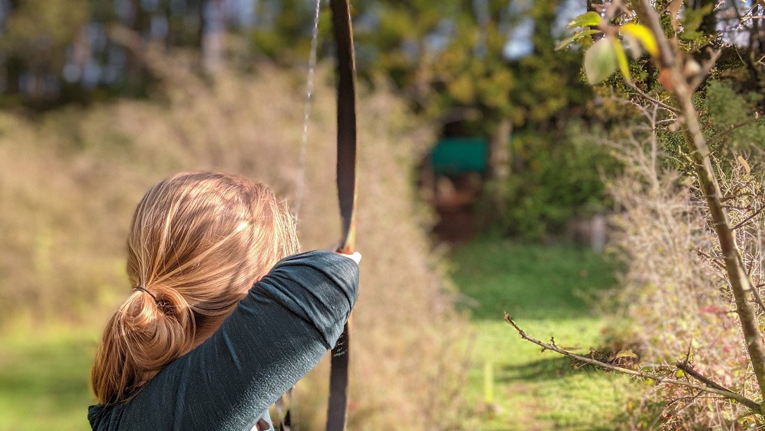 Madre con su bebé a la espalda caza con arco un jabalí | Redes