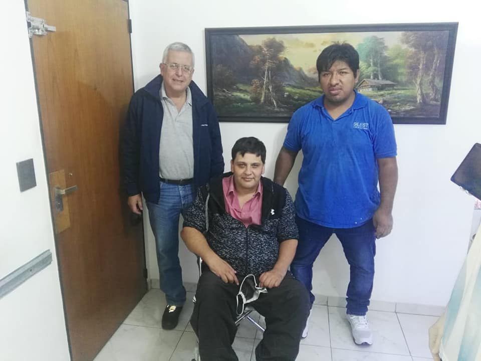 Se quebró el cuello jugando al fútbol: necesita baterías para su silla de ruedas | Juntos y solidarios