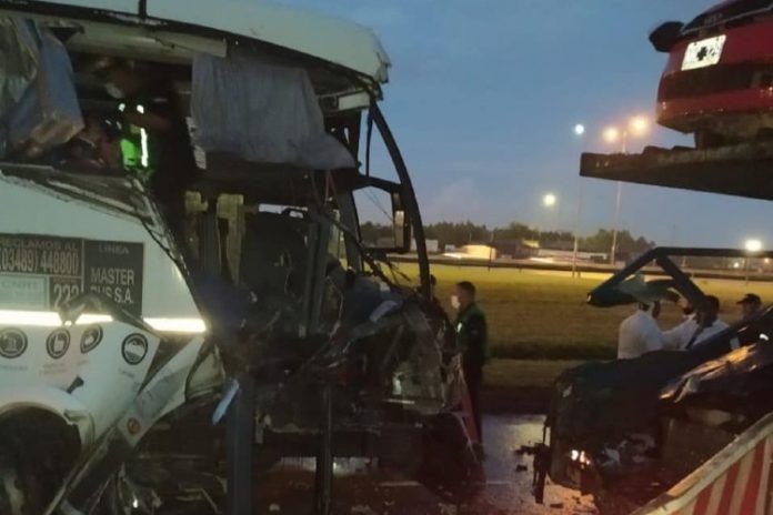Un hombre murió tras el choque de un micro y un camión en la colectora de Panamericana | Nacionales