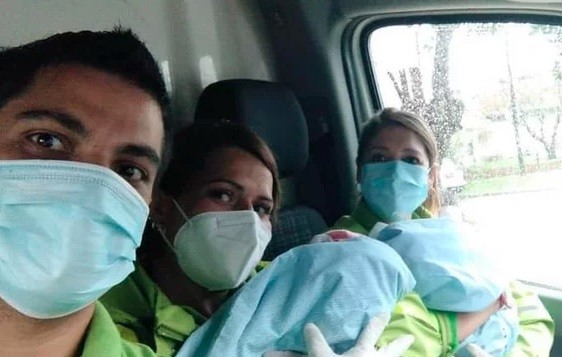 Fue al hospital por un dolor de estómago y dio a luz a gemelos | Noticias