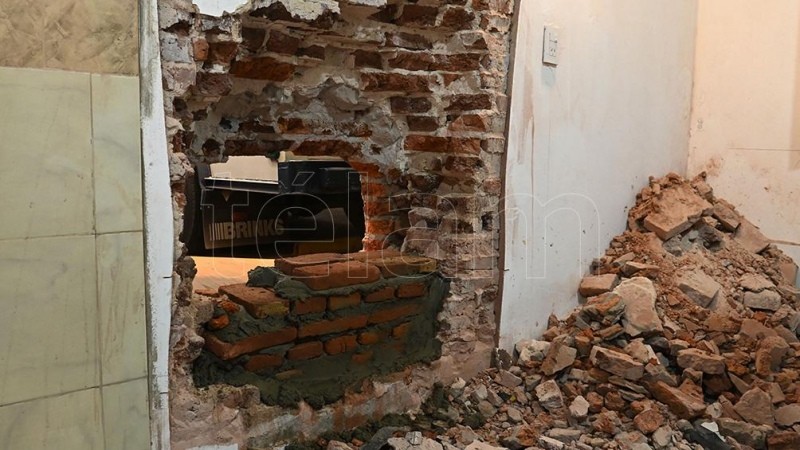 Toman de rehén a una familia y abren un boquete en su casa para robar una empresa de caudales | Información General