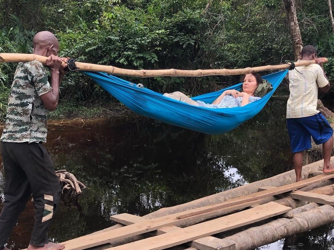Imágenes del rescate de la actriz Ashley Judd tras quebrarse en una selva africana | Espectaculos