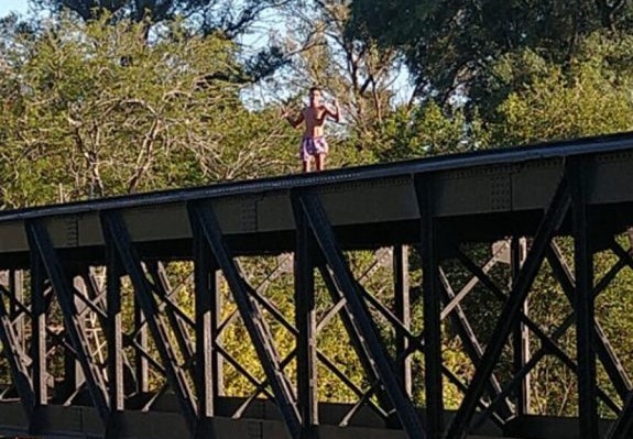 Transmitió en vivo por redes sociales mientras amagaba a tirarse desde un puente | Redes