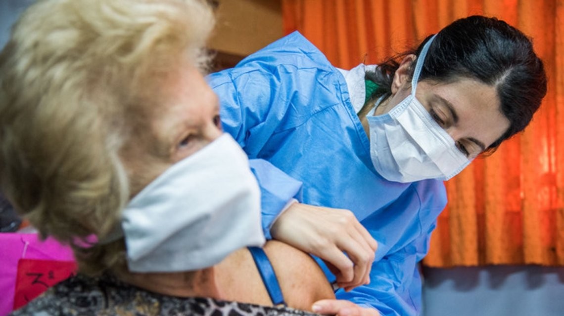 El Gobierno compró 20 millones de carnets de vacunación para certificar quiénes se vacunan | Noticias