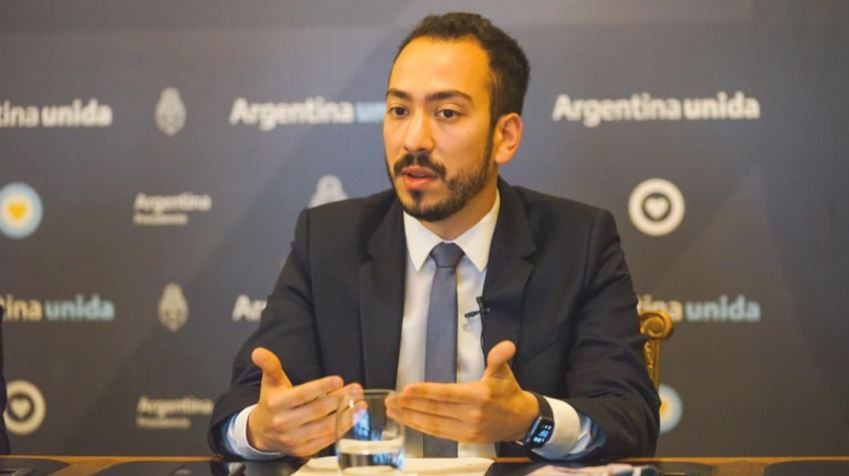 El fotógrafo del Presidente, de 34 años, y el encargado de audiencias, de 27, también recibieron la vacuna | Nacionales