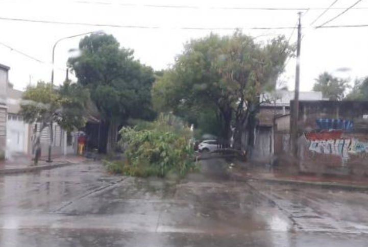 Un fuerte temporal con voladuras de techos se registró en Rafaela | Noticias