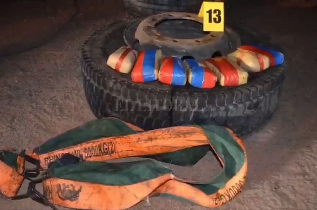 Un can antinarcóticos permitió el secuestro de 273 kilos de cocaína dentro de las cubiertas de un camión | Información General