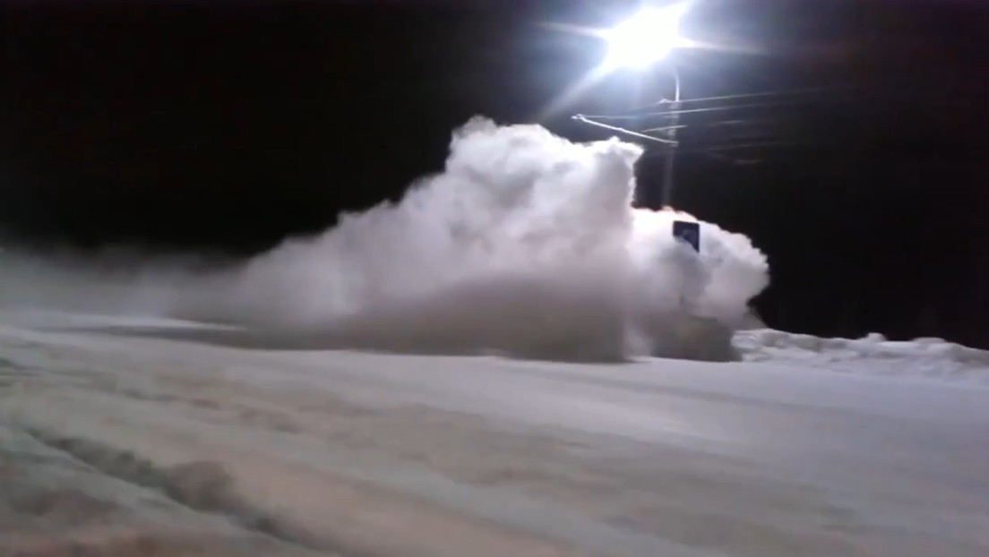 Un tren 'diabólico' que limpia las vías de nieve impresiona a las redes | Redes