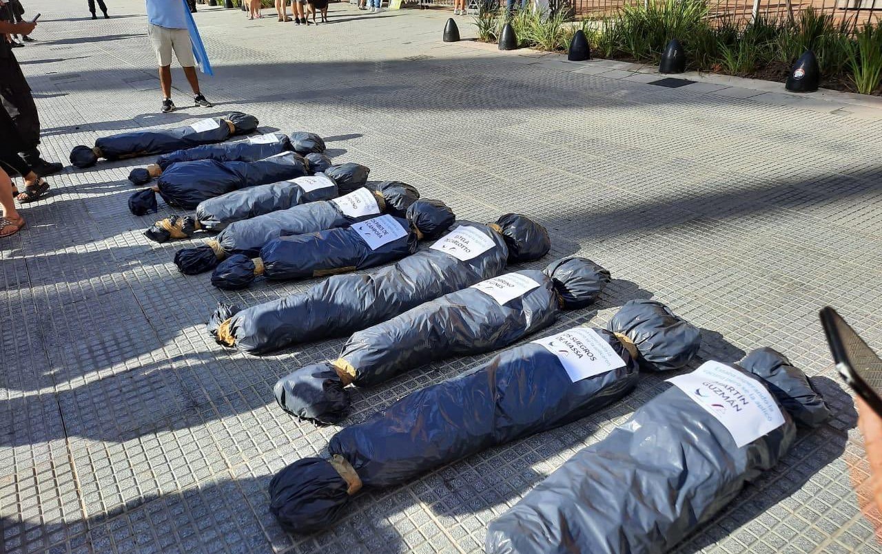 Alberto Fernández repudió las bolsas con cadáveres en Plaza de Mayo | Nacionales