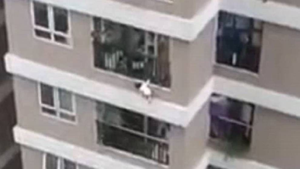 Video: el momento en que un hombre salva a una bebé que cayó de un piso 12 | Redes