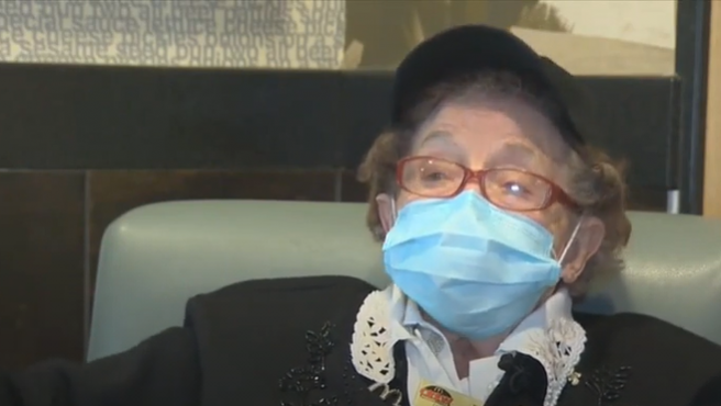 La mujer de 100 años que trabaja hace 50 en un local de comida rápida: no se quiere jubilar | Redes