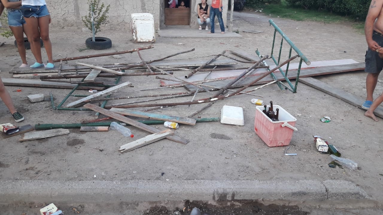 Cayeron de un andamio al gritar un gol que se jugaba sin público | Deportes