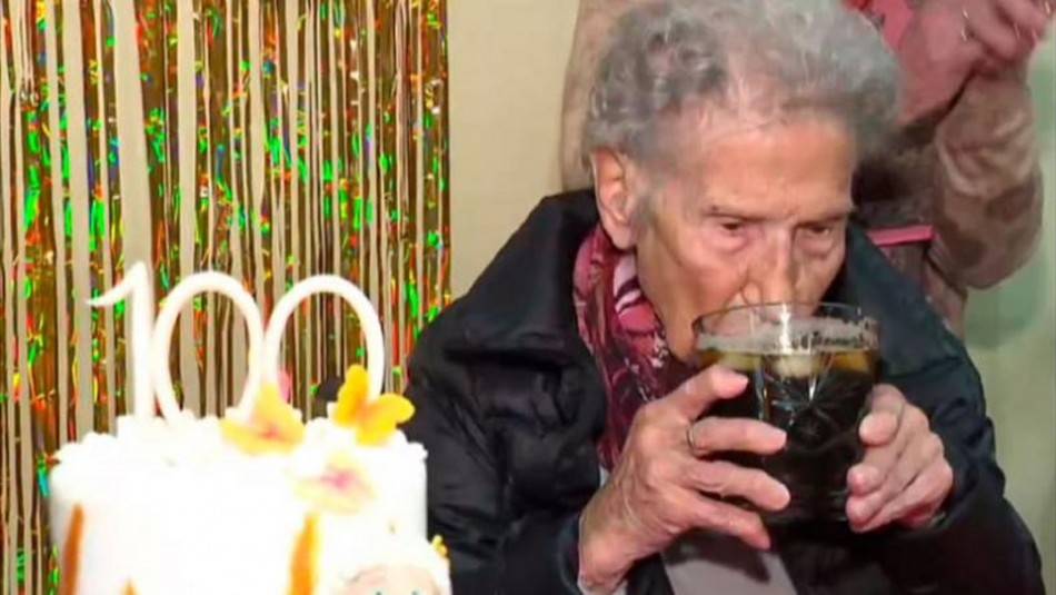 La abuela de 100 años que se vacunó y festejó tomando fernet | Nacionales