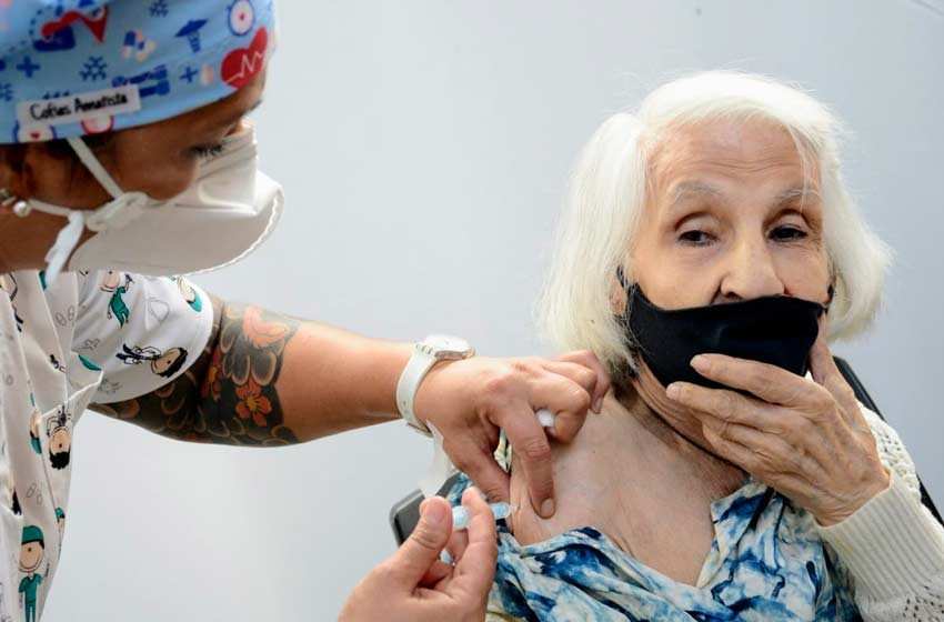 Vacunaron contra el coronavirus a la Vieja Amelia, la fanática hincha de Newells de 96 años | Deportes