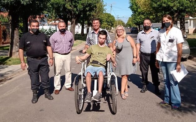 Fabrican una bicicleta adaptada y juegos para niños autistas en dos cárceles bonaerenses | Juntos y solidarios