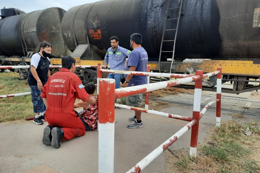 Iba escuchando música en su bicicleta y fue impactado por el tren | Noticias