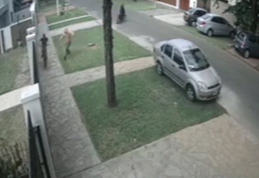 Video: dos motochorros golpearon a un nene de 11 años para robarle la bici | Nacionales