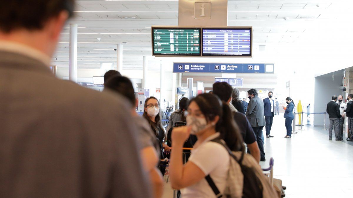 El Gobierno restringirá los viajes a Brasil y los argentinos que ingresen del exterior deberán pagarse el hisopado | Noticias
