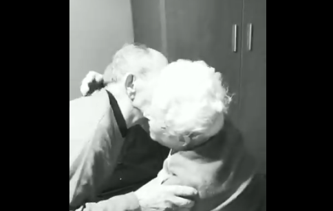 Video conmovedor: el reencuentro sorpresa de una pareja de abuelos tras semanas sin verse | Redes