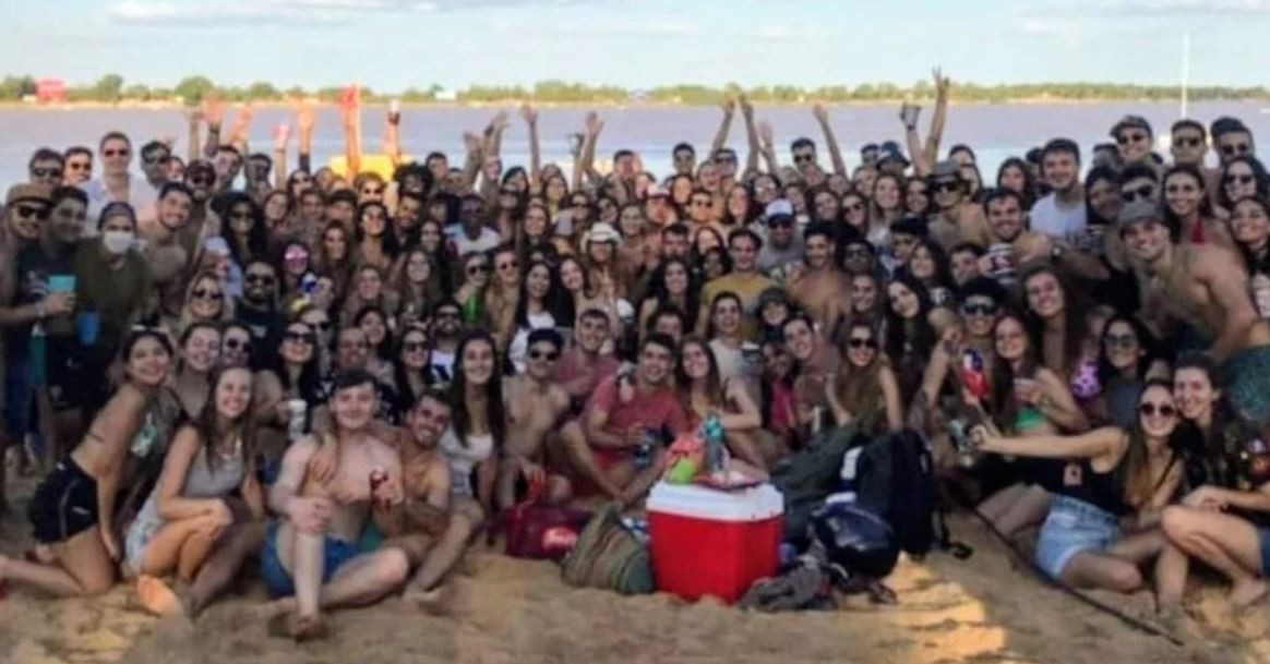 Polémica en Rosario por el festejo de futuros médicos en la playa sin barbijos ni distanciamiento | Noticias