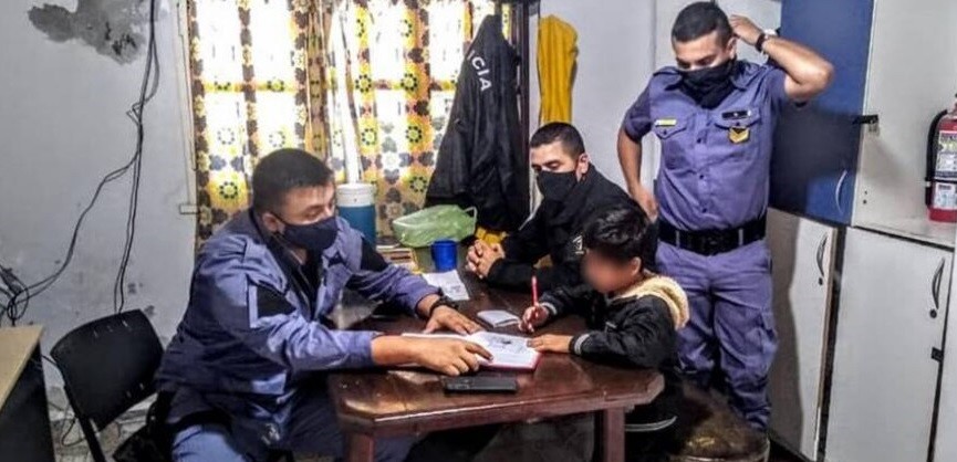 Llevó a su hijo a la comisaria porque no quería hacer los deberes: los policías lo ayudaron a terminarlos | Nacionales