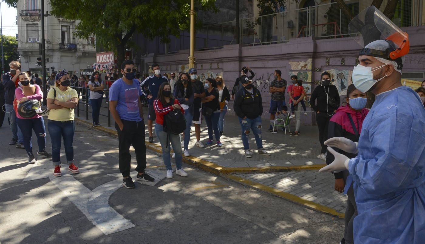 Largas filas de personas con síntomas para realizarse hisopados en hospitales del AMBA | Nacionales