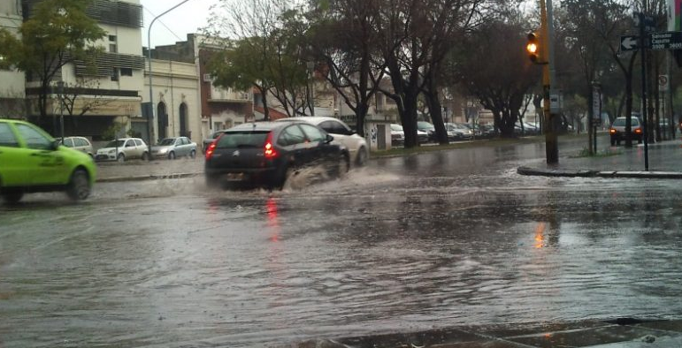 Sigue lloviendo torrencialmente en la ciudad y en otros puntos de la región | Información General