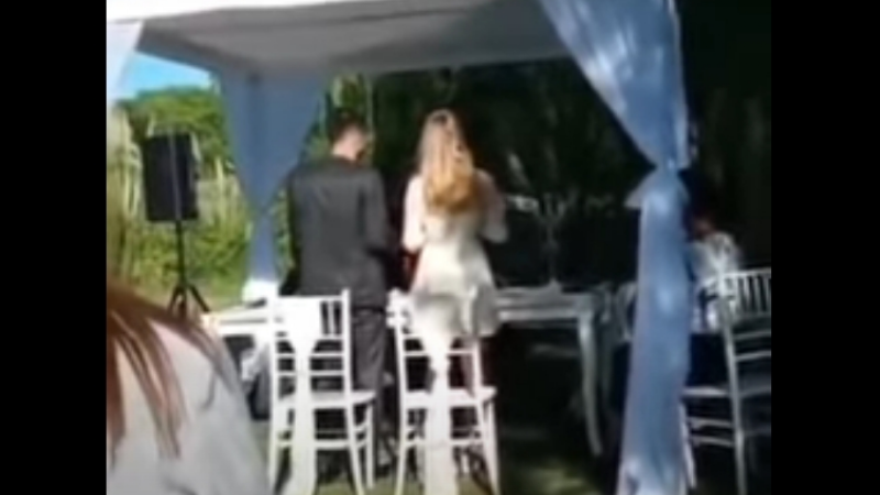 Video: el insólito sonido que interrumpió el momento más importante de un casamiento | Redes