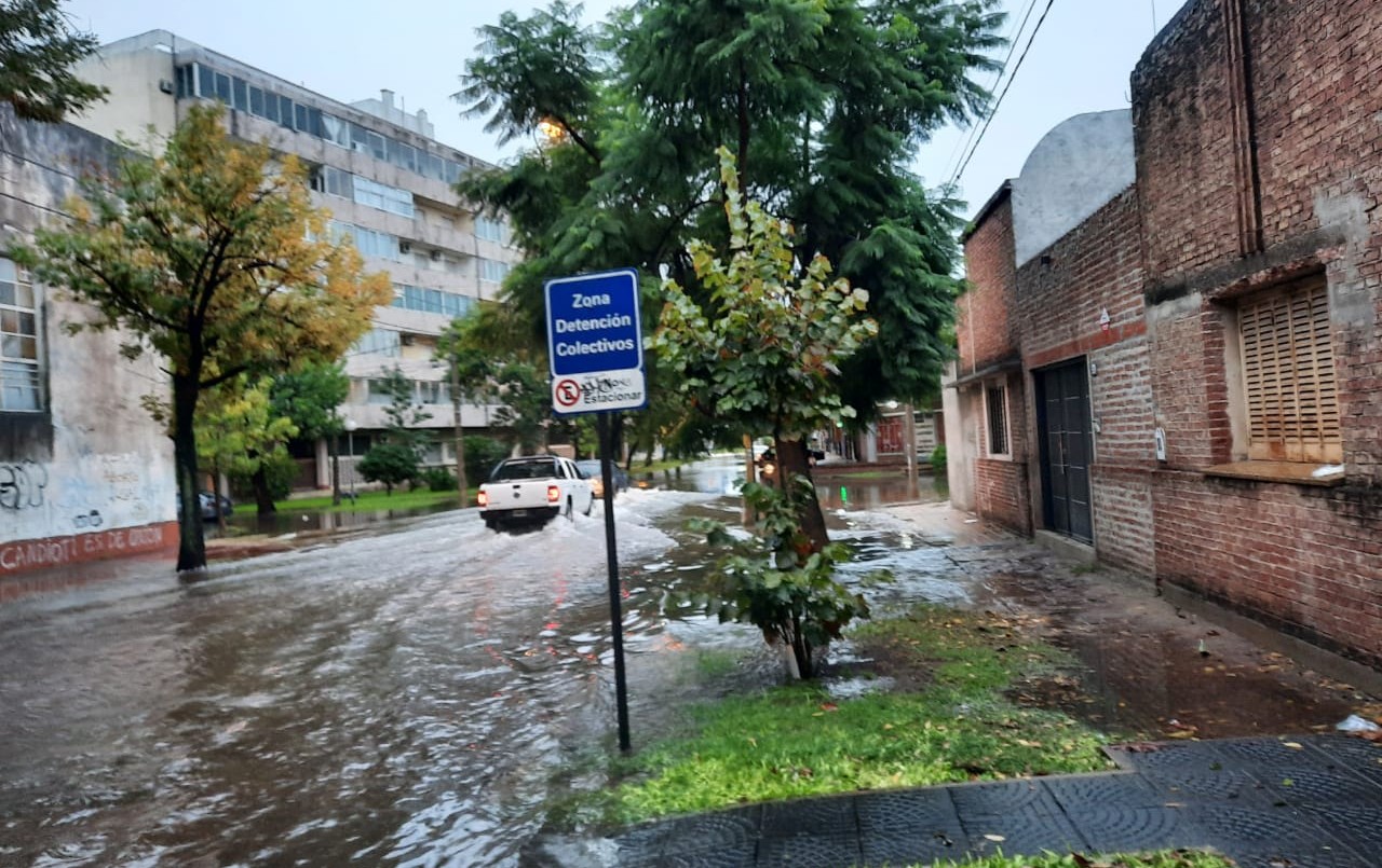 Calles anegadas: lluvias intensas y tránsito complicado | Información General