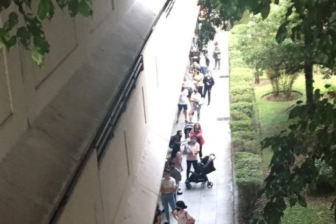 Hubo cinco cuadras de cola para ingresar a un shopping | Nacionales