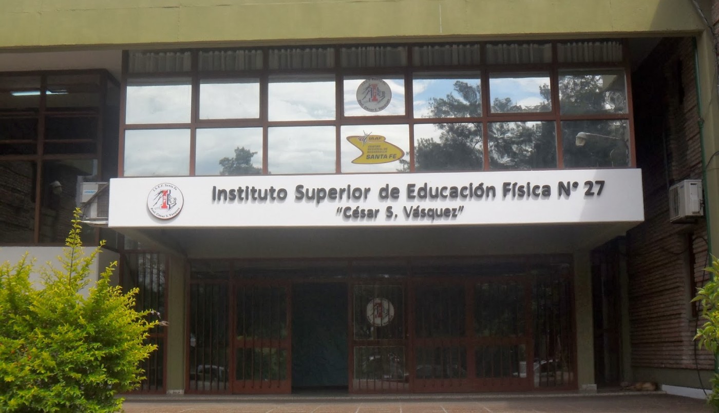 Una mujer intentó entrar a robar al club Querandí y quedó atrapada entre unas rejas | Noticias