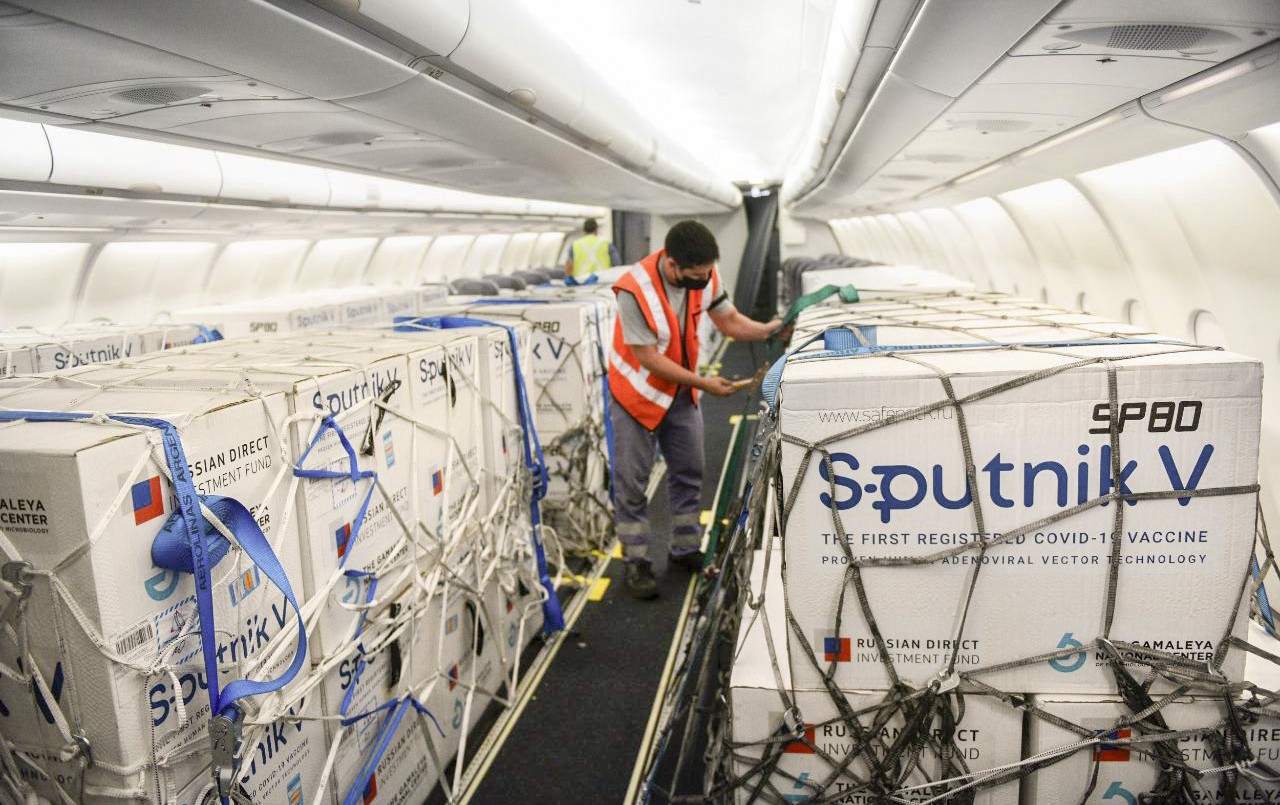 Coronavirus: esta noche llegan 800 mil dosis de la vacuna Sputnik V | Nacionales