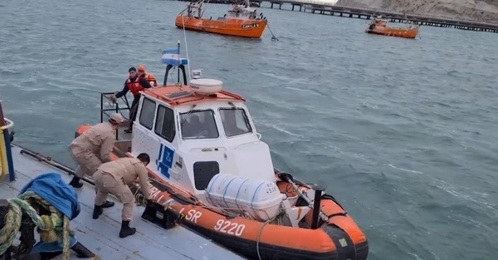 Buscan a tres kayakistas que se internaron en el mar en la costa de Chubut | Nacionales