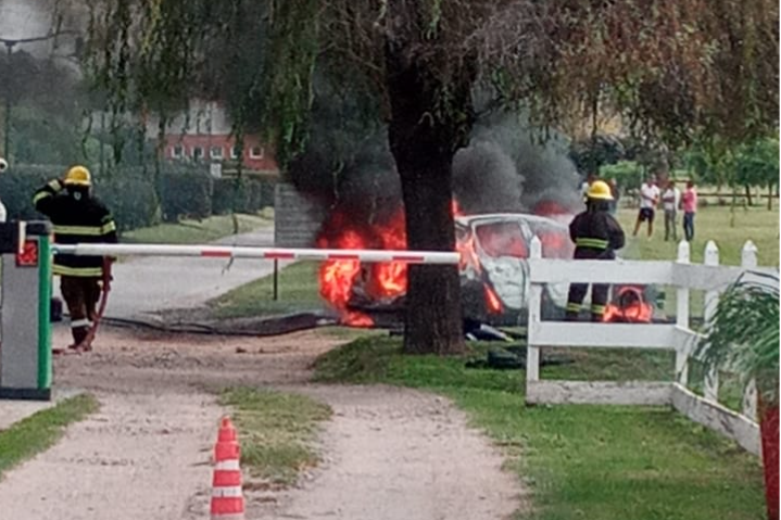 VIDEO: Un auto explotó adentro de un country en Córdoba | Nacionales