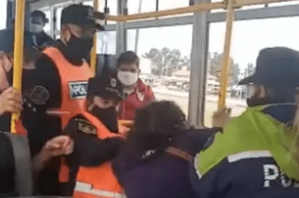 Video: la policía bajó a la fuerza a una mujer del colectivo porque no tenía permiso para viajar | Nacionales