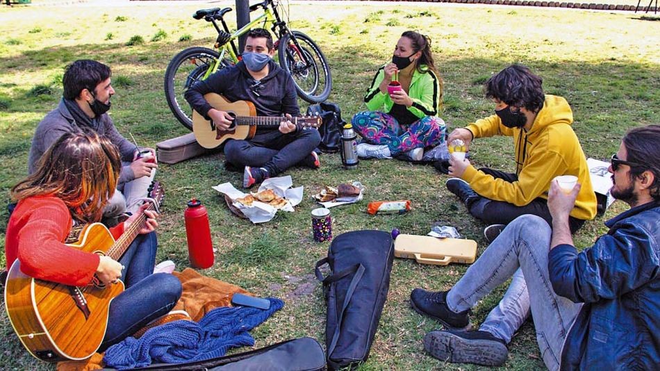 Encuesta dice que la mayoría percibe riesgo de Covid-19 mientras solo 39% de jóvenes cumple cuidados | Información General