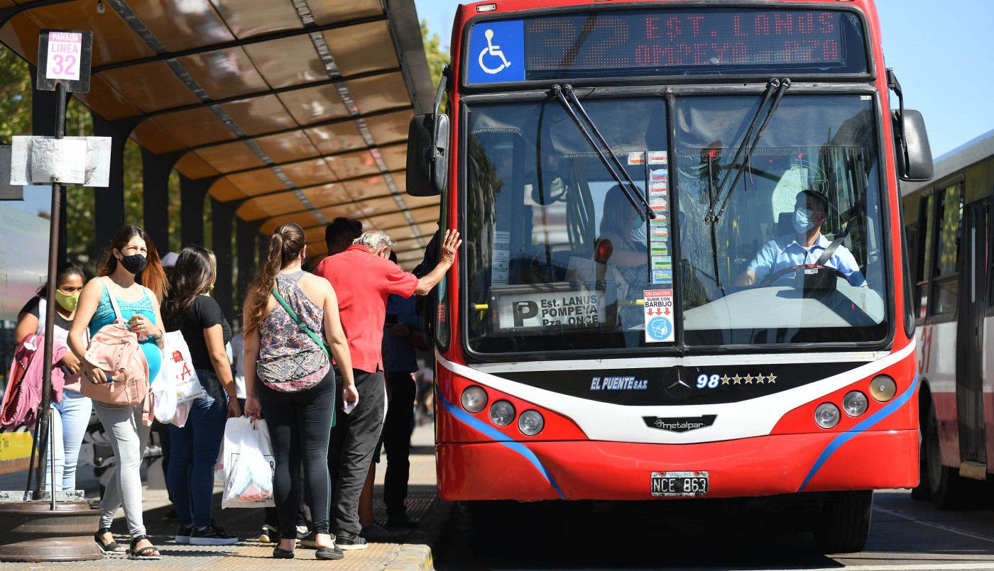 Coronavirus: recomiendan no hablar ni comer en el transporte público y en las filas de supermercado | Información General