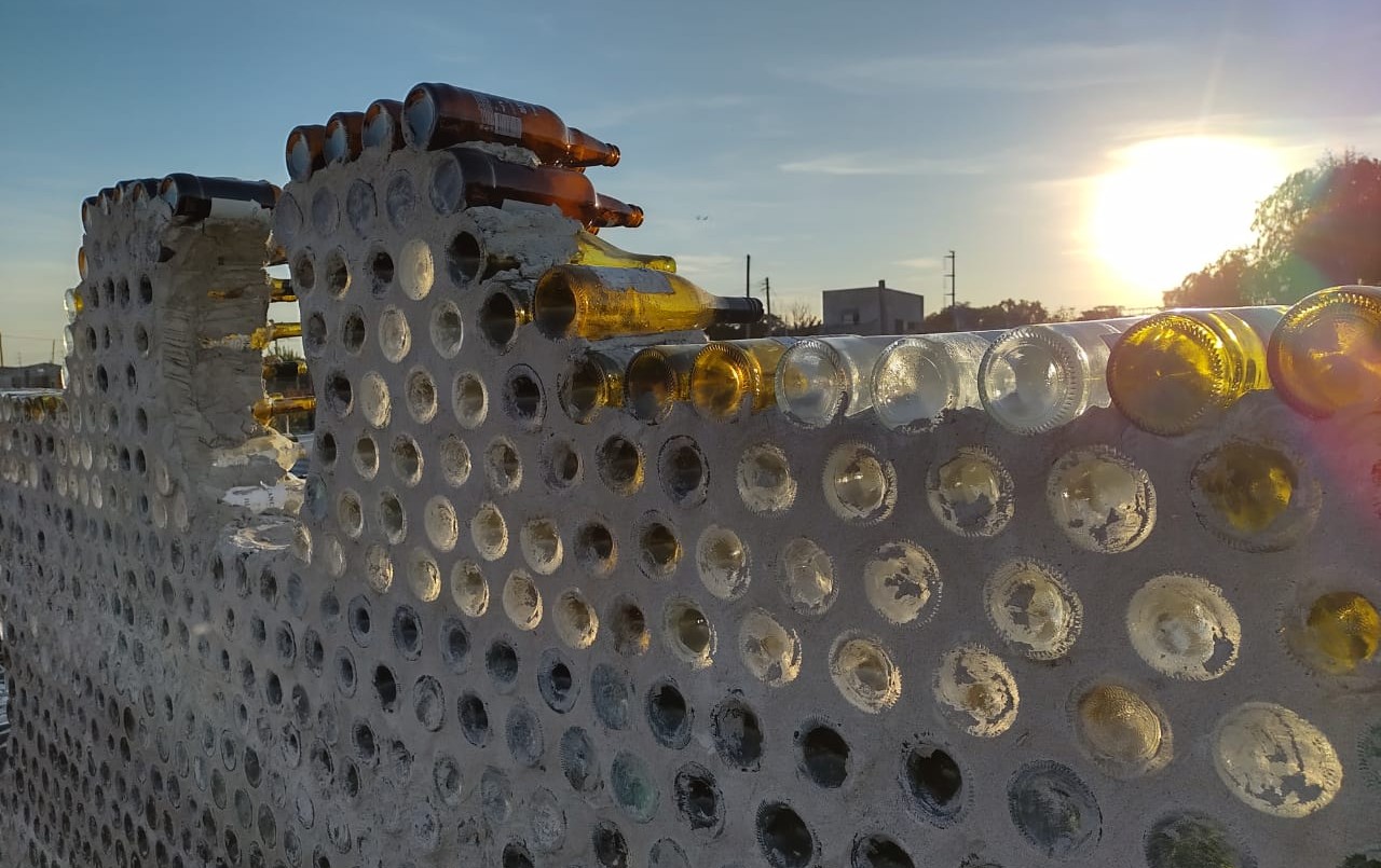 Una aventura solidaria: bahienses construyen un comedor comunitario con botellas de vidrio | Juntos y solidarios