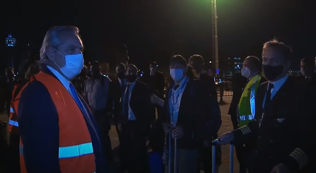 Alberto Fernández recibió a un avión que trajo al país un millón de vacunas Sinopharm | Nacionales