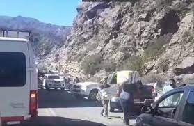 Video: Volcó un camión con pollos y los vecinos lo saquearon | Nacionales