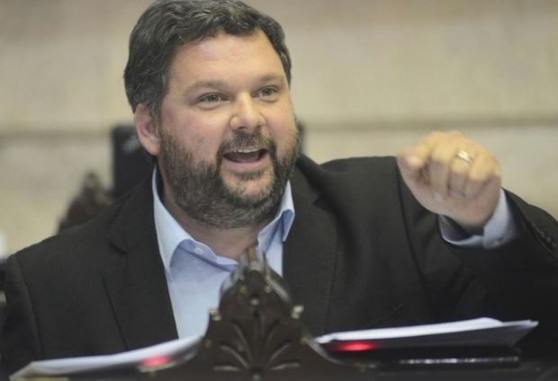 Un diputado de 43 años se vacunó en febrero como "personal de salud" | Legislativas