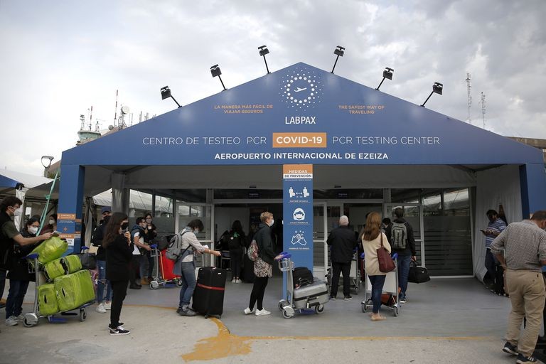 El Gobierno pidió investigar el centro médico encargado de los hisopados en Ezeiza | Nacionales