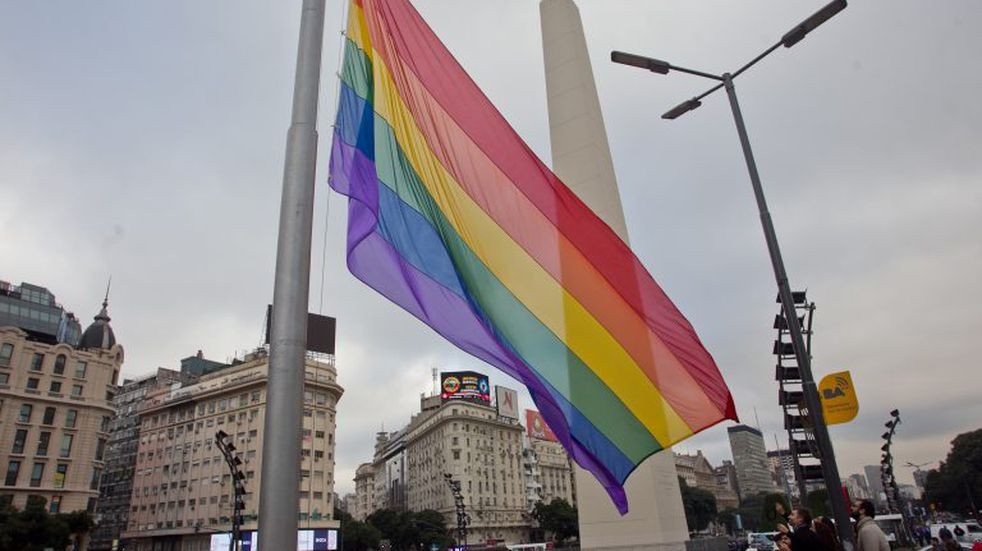La bandera del orgullo en el Obelisco por el día contra la discriminación a la diversidad sexual | Igualdad y Género