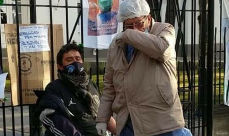 La foto viral del médico que llora tras atender al enfermero en huelga de hambre en Río Gallegos | Nacionales