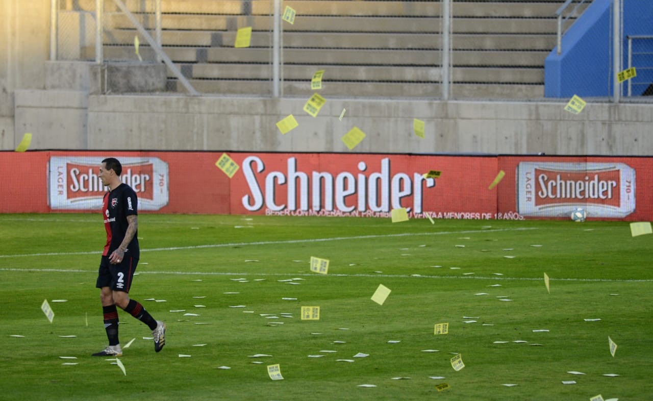 Panfleteada en parapente de un hincha de Central en pleno partido de Newell's | Deportes