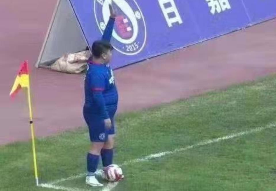 Un millonario compró un club de fútbol y obligó al entrenador a poner a su hijo de titular | Deportes