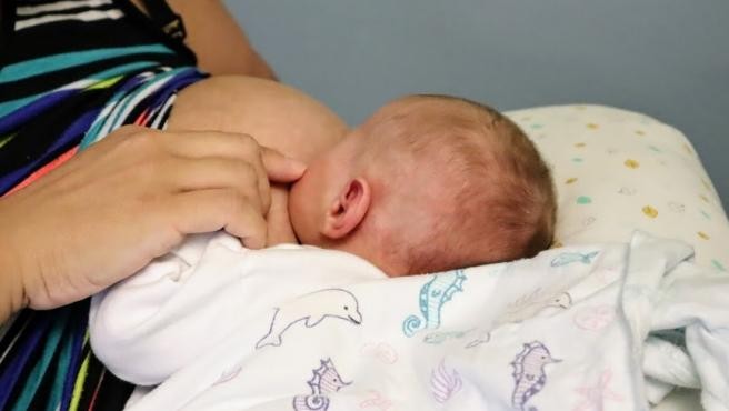 Le dieron una cachetada por darle el pecho a su bebé en público | Igualdad y Género