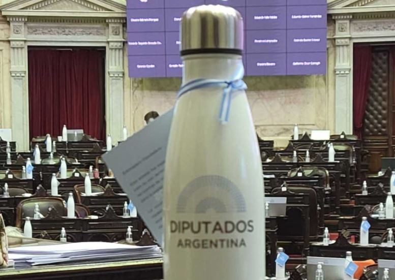 Massa incorporó botellas "ecofriendly" y el PRO aclaró: "No es para llevársela" | Legislativas